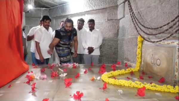 Sandalwood Actor Dhruva Sarja Visit Chitradurga Murugha Mutt
