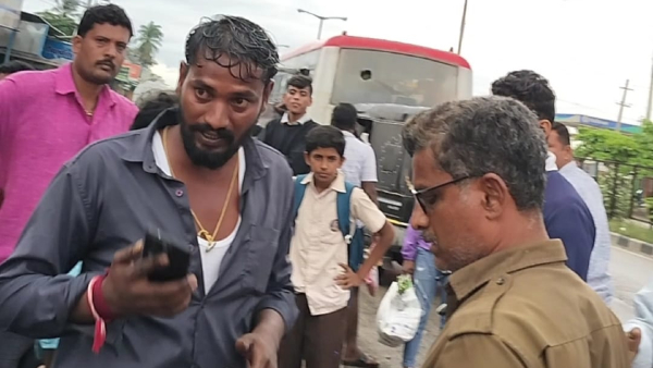 Drunken Youths Pelt Stones On KSRTC Bus At Mandya