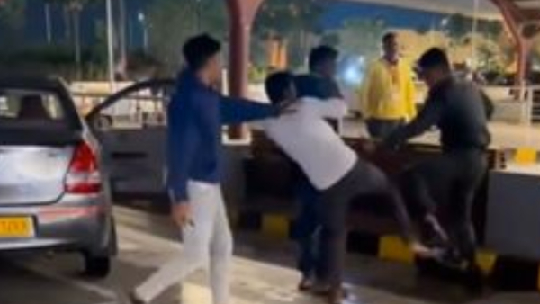 Security Beat Up A Cab Driver At Bangalore Airport