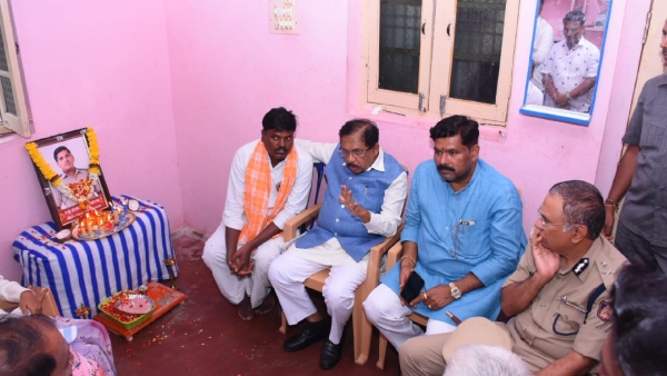 G Parameshwara Announced Rs 50 Lakh Compensation Given to PSI Parshuram Family G Parameshwara Announced Rs 50 Lakh Compensation Given to PSI Parshuram Family