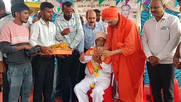 Gold ring gift from old students to retired teacher in Hirebeguru village