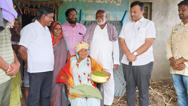 Minister Lakshmi Hebbalkar Felicitates The Beneficiary Of Grulakshmi Scheme