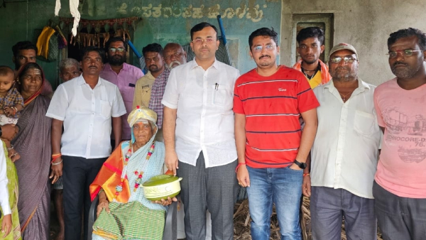 Minister Lakshmi Hebbalkar Felicitates The Beneficiary Of Grulakshmi Scheme