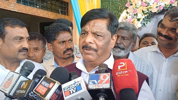 CM Siddaramaiah is 100 honest politician says H C Mahadevappa