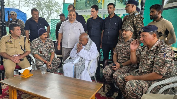 Former Prime Minister H D Deve Gowda Who Is Emotional Before God