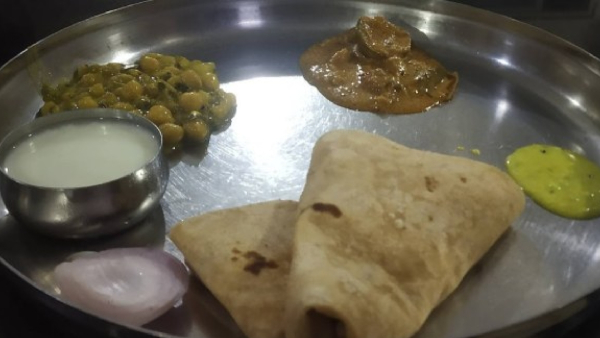 Students are sick after eating hostel food in Jampayyanahatti Supervisor suspend