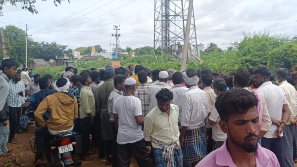 A Women Gang captured illegal liquor sellers in Kunikere village