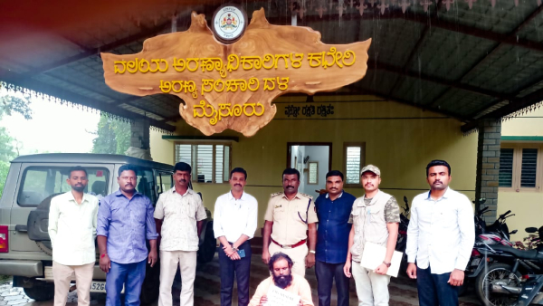 Drunken Youths Pelt Stones On KSRTC Bus At Mandya