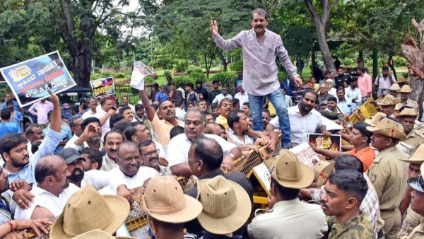 Congress Protests Against BJP and JDS s Mysuru Chalo March