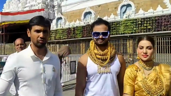 Tirumala Family wearing 25 kg gold and came to Tirupati srivari darshan - video Tirumala Family wearing 25 kg gold and came to Tirupati srivari darshan - video