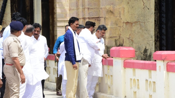 Tungabhadra Dam Chain Link Of 19Th Crest Gate Broken Farmers Concerns