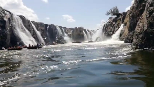 Weekend Tourists flocked to Hogenakkal Falls