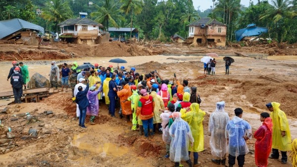 Wayanad Theft Villagers left their homes - theft suspected at flood site