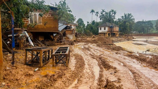 Wayanad Theft Villagers left their homes - theft suspected at flood site