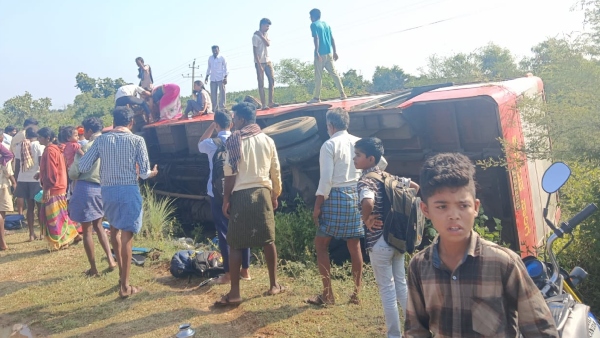 KSRTC bus overturns Near Hiriyur students are injured