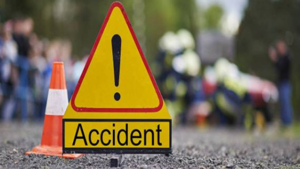 Tipper lorry hit bike in Gundlupet Husband-wife 2-year-old child death