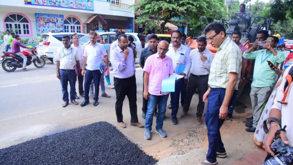 Tushar Girinath Instructed to Officials of BBMP Repair to Road Potholes in Next 3 Holidays Tushar Girinath Instructed to Officials of BBMP Repair to Road Potholes in Next 3 Holidays