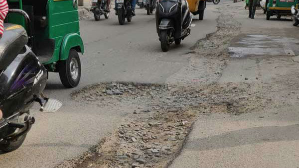 BBMP will close the potholes in city by S 15 Doubtful
