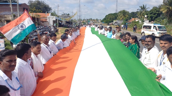 International Democracy Day World s largest human chain in Chamarajanagar