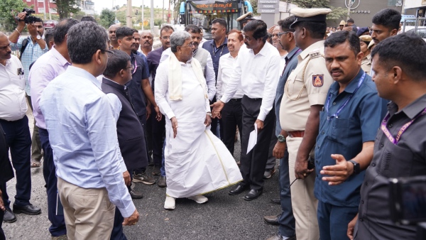 Chief Minister Siddaramaiah Conducted City Rounds On The Problem Of Road Pothole
