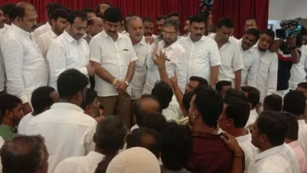 Congress Leaders Had A Fight In The Congress Meeting In Kolar