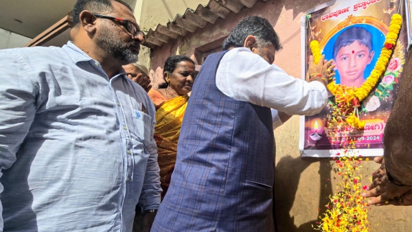 DK Shivakumar Give Cheque of Rs 10 Lakh to Boy Niranjan Family He Death after Gate Fell Down