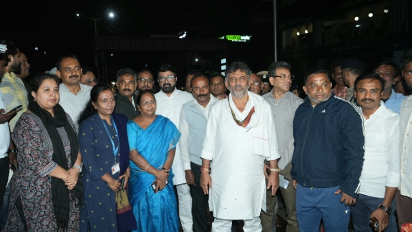 DCM D K Shivakumar Inspected The Road Pothole In Bengaluru Late Night
