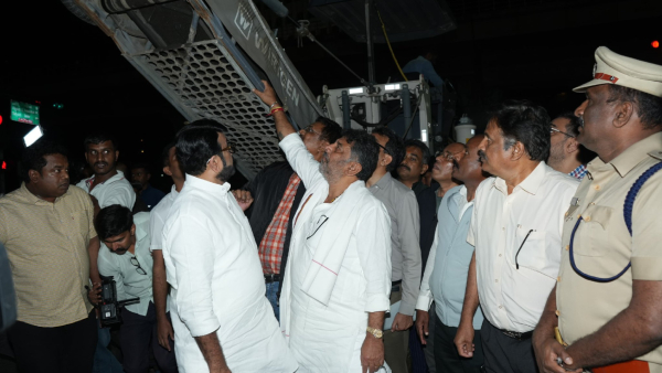 DCM D K Shivakumar Inspected The Road Pothole In Bengaluru Late Night