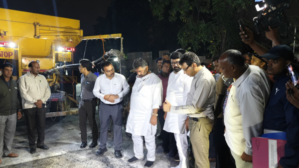 DCM D K Shivakumar Inspected The Road Pothole In Bengaluru Late Night