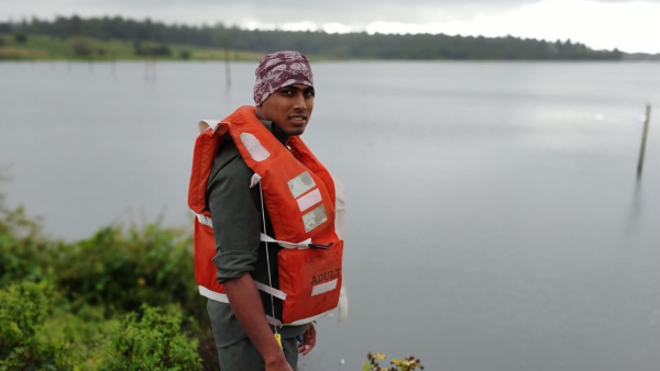 Electricity repair in the middle of water in hassan praised about Harish Kumar