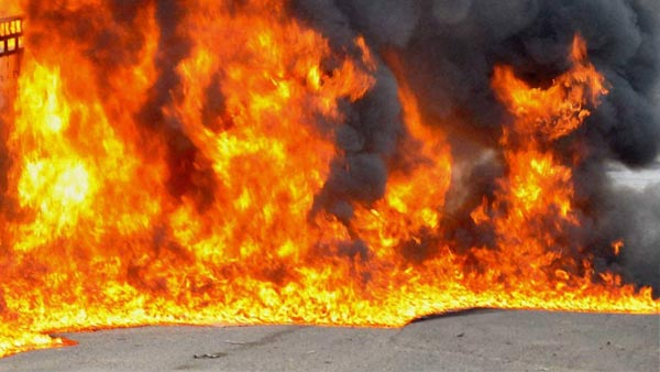 Hassan news fire in a moving omni car elephant came to the road