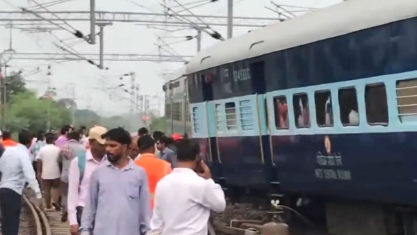Indore-Jabalpur Express train derailed A railway operator averted a train accident at Karwar Indore-Jabalpur Express train derailed A railway operator averted a train accident at Karwar
