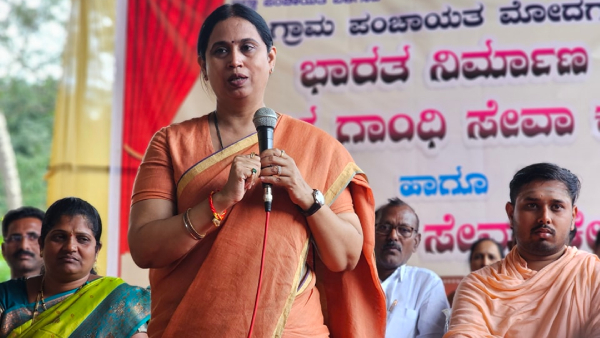 Minister Lakshmi Hebbalkar Give Offer To Gruhalakshmi Scheme Beneficiary