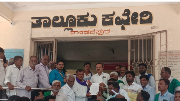 Farmer Organizations Protested In Mandya For Demanding Munirathna s Dismissal As MLA