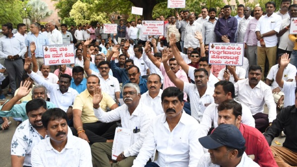 Bbmp contractor said road pothole will not be closed until the outstanding bill released