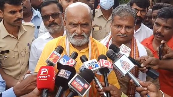 Kick the Muslim goons and put them inside says Pramod Muthalik