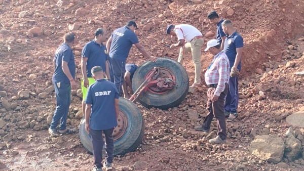 Shiroor Landslide Arjun Truck And Two Dead Body Found In Gangavali River