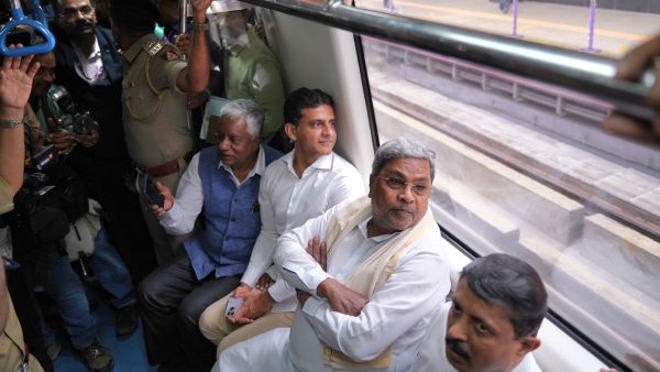 CM Siddaramaiah traveled in namma metro train