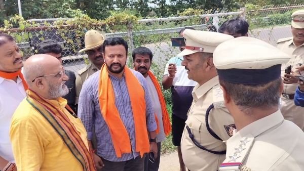 Police Stop Sri Rama Sene chief Pramod Muthalik from Entering Nagamangala