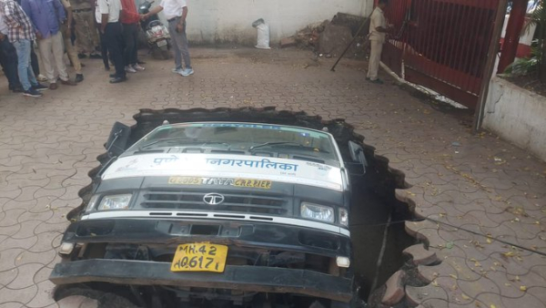 A Truck Fell Into A Pothole In Pune Maharashtra A Truck Fell Into A Pothole In Pune Maharashtra