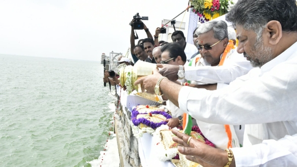 CM Siddaramaiah Offers Bagina For Tungabhadra Dam