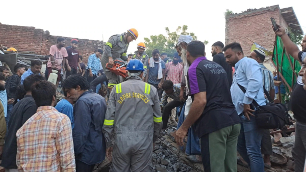 Uttar pradesh 3 storied building collapsed and 10 people died - CM Yogi condoles Uttar pradesh 3 storied building collapsed and 10 people died - CM Yogi condoles