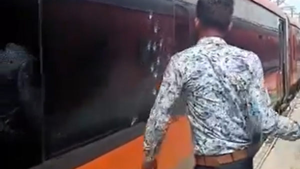 Viral Video Man Breaking Window Of Vande Bharat Express