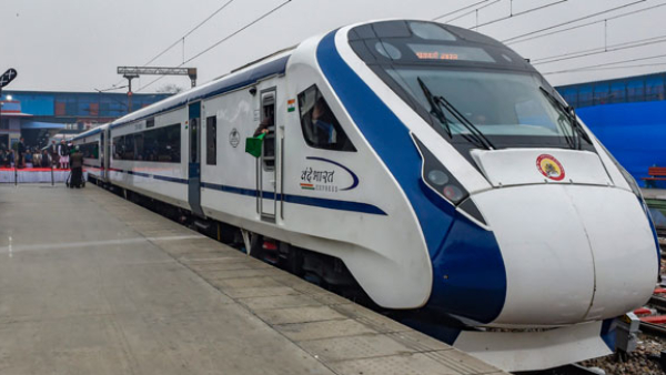 When will Vande Bharat sleeper train service start between New Delhi and Mumbai