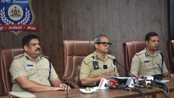 Women came to see silk sarees for Ganesha festival got locked up Women came to see silk sarees for Ganesha festival got locked up