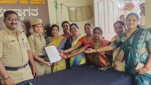 Women Congress Workers Staged A Protest In Bengaluru