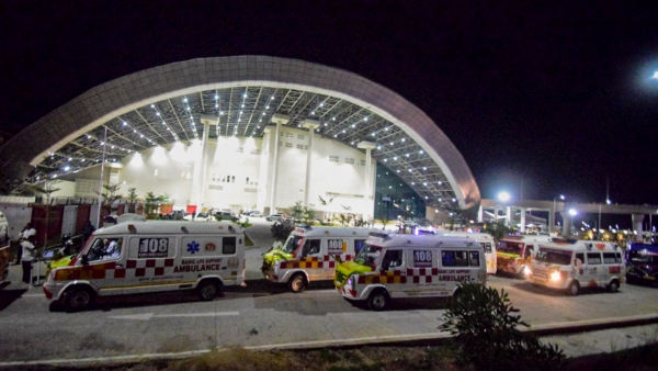 141 People held their lives in the Air India flight for three hours