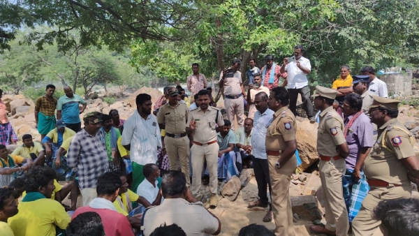 Bandipur Tourists Safari They Have saw Rare Elephant Fight in Water then Enjoyed