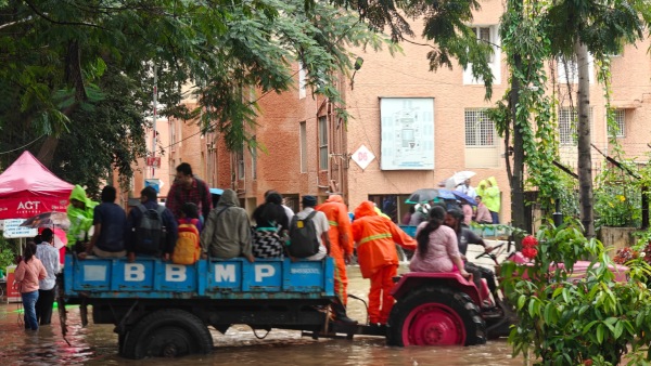Bengaluru islanded by torrential rains New service from BBMP