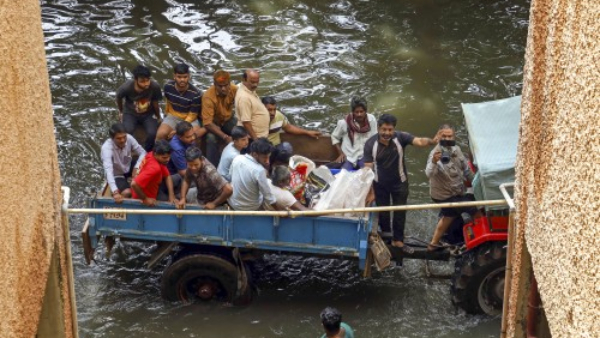 Bengaluru Witnessed Heavy Rain From 24 hours Traffic Issues Raised in Peak Hour